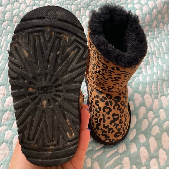 Little Girl Ugg Australia Cheetah Boots - Picture 4 of 6